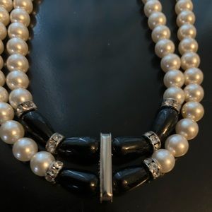 Costume pearl choker